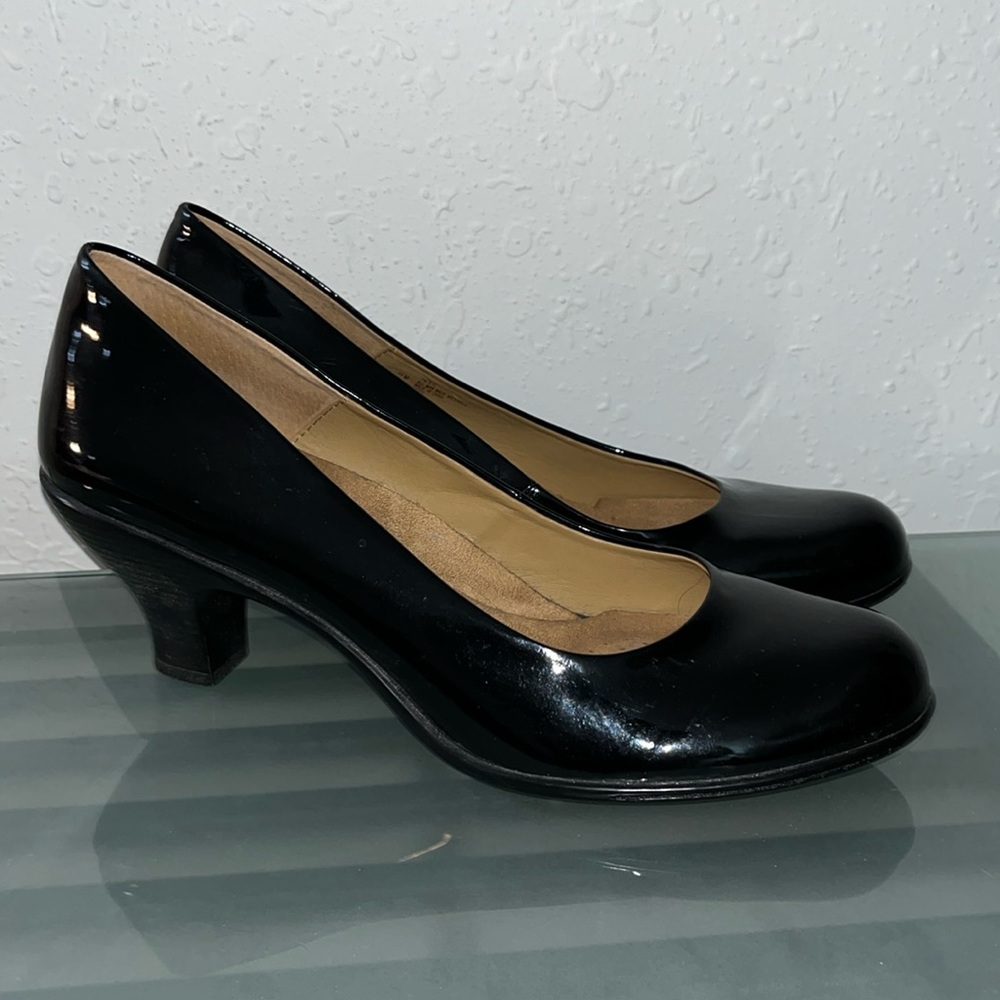 Softspots Black Patent Low Heel Pumps - Picture 4 of 8
